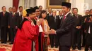 Presiden Joko Widodo memberikan ucapan selamat kepada Hakim Mahkamah Konstitusi (MK),  Suhartoyo dan Daniel Yusmic Pancastaki seusai pelantikan di Istana Negara, Jakarta, Selasa (7/1/2020). Keduanya akan bertugas dengan masa jabatan lima tahun ke depan. (Liputan6.com/Angga Yuniar)