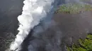 Pemandangan saat lava pijar Gunung Kilauea mengalir ke laut di dua lokasi dekat Pahoa, Hawaii, Amerika Serikat, Minggu (20/5). (Survei Geologi AS via AP)