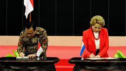 Ketua DPD, Irman Gusman dan Ketua Majelis Federasi Rusia, Valentina Ivanovka Matviyeko menandatangani MoU untuk saling mendorong investasi dari ke kedua negara di bidang ekonomi dan budaya, Jakarta, Rabu (12/11/2014). (Liputan6.com/Andrian M Tunay)