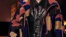 Motif camo yang dipakai J-Hope saat menghadiri show Louis Vuitton Men's Fall-Winter 2023-2024. Warna camo berganti menjadi burgundy, hitam, dan ungu yang trendi. [Louis Vuitton]