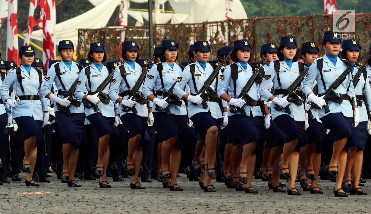 Prajurit Wanita TNI berbaris pada apel bersama untuk memperingati Hari Kartini 2018 di Silang Monas, Jakarta, Rabu (25/4). Upacara diikuti 10 ribu perempuan yang terdiri dari prajurit TNI, Polri dan segenap komponen bangsa. (Liputan6.com/Johan Tallo)