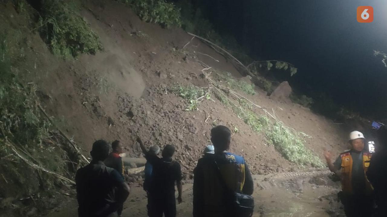 Longsor timbun Jalan Nasional, Bagbagan-Kiara Dua Kecamatan Simpenan Kabupaten Sukabumi (Liputan6.com/Fira Syahrin).