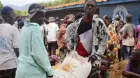 Ribuan orang di Sierra Leone menimbun berbagai pasokan makanan sa sulitnya mendapatkan makanan.