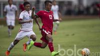 Pemain Timnas Indonesia U-22 Febri Haryadi mengecoh pemain Myanmar pada laga uji coba di Stadion Pakansari, Selasa (21/3/2017). Indonesia sementara bermain imbang 1-1. (Bola.com/Vitalis Yogi Trisna)