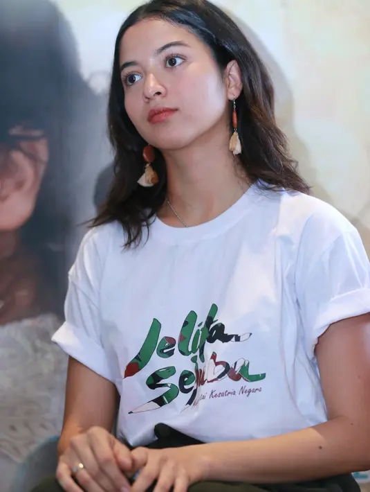 "Awalnya aku bilang, aku pengin konsepnya sangat sederhana, enggak neko-neko, dan benar-benar kayak kami. Jadi diri kami sendiri saja. Jadi pas make up, aku bilang bahwa aku enggak mau yang berlebihan ya," ujar Putri Marino. (Adrian Putra/Bintang.com)