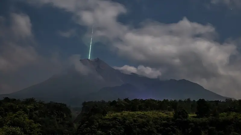Ramai Foto Meteor Jatuh di Puncak Gunung Merapi, Ini 4 Faktanya