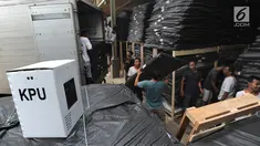 Petugas menata kotak suara Pemilu 2019 di Gudang KPU Kabupaten Bogor, Pondok Rajeg, Bogor, Rabu (14/11). KPU setempat menerima 75.115 kotak suara yang terbuat dari karton kedap air untuk menghadapi Pileg dan Pilpres 2019. (Merdeka.com/Arie Basuki)