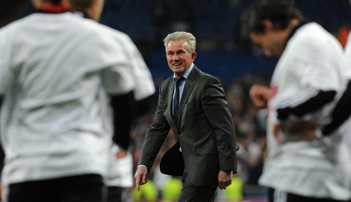 Jupp Heynckes menjadi pelatih Real Madrid yang berhasil memberikan gelar Liga Champions ketujuh pada musim 1997/1998. Tak hanya itu, ia juga mampu mempersembahkan trofi Piala Super Spanyol usai mengalahkan Barcelona. Namun, kariernya hanya bertahan satu musim saja lantaran Los Blancos berada di posisi keempat klasemen La Liga. (AFP/Christof Stache)
