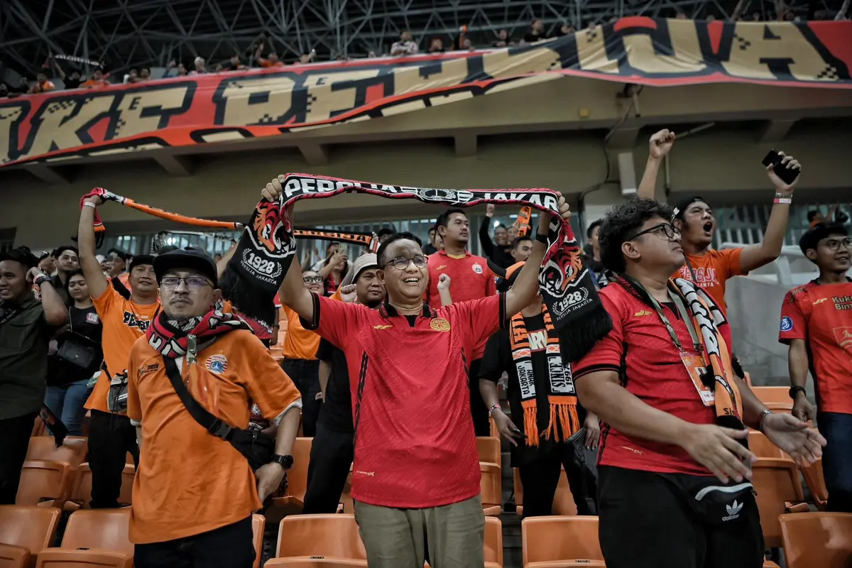 Mantan Gubernur DKI Jakarta Anies Baswedan menyaksikan pertandingan Liga 1 antara Persija melawan Barito Putera di Jakarta International Stadium (JIS), Jakarta Utara, Sabtu (10/8/2024). (Merdeka.com/Bachtiarudin Alam)