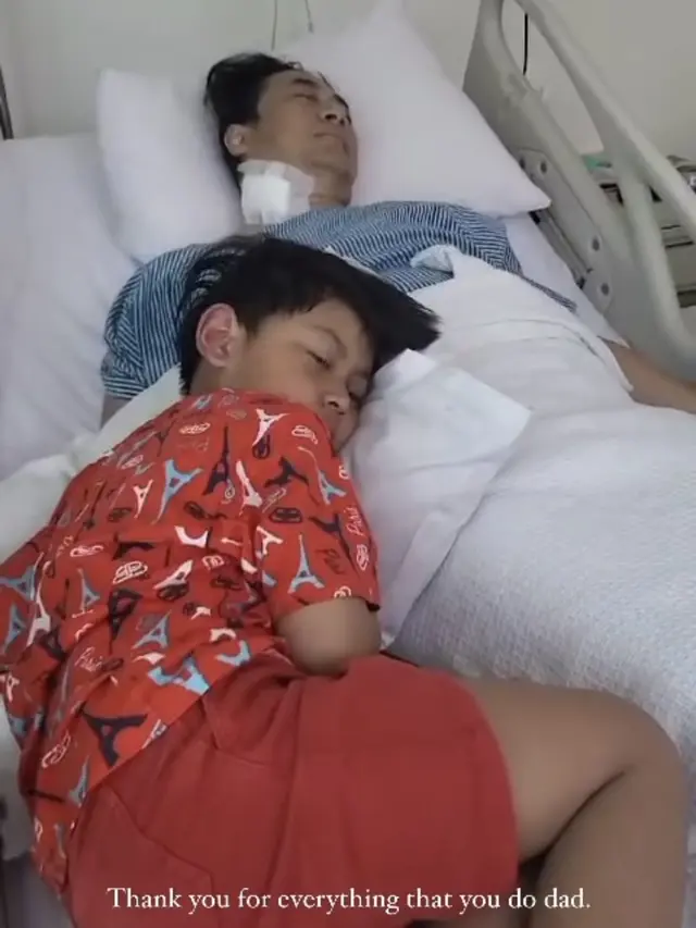 7 Potret Verrell Bramasta dan Athalla Naufal Temani Ivan Fadilla di Rumah Sakit