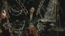 Lihat penampilan luar biasa Jessica Mila dalam balutan kebaya velvet berwarna hijau. Ia padukan dengan kain batik sebagai rok dan sematan bros emas di bagian tengah dada. [Foto: Instagram/jscmila]