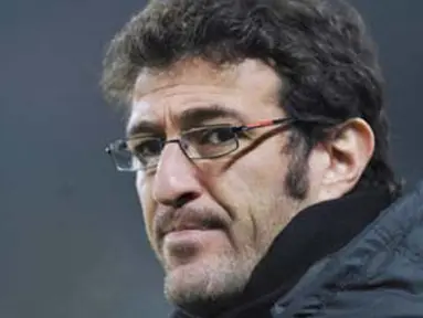 Gurat kesedihan tampak terpancar dari raut wajah pelatih Juventus, Ciro Ferrara seusai kekalahan telak 0-3 dari AC Milan dalam lanjutan Serie A Italia yang berlangsung di Olimpic Stadium, Turin, 10 Januari 2010. AFP PHOTO / Giuseppe Cacace 