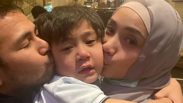 6 Potret Nagita Slavina Pakai Hijab, Dipuji Makin Cantik