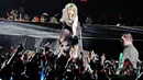 Aksi Taylor Swift sukses membuat penonton Mata Elang Internasional Stadium (MEIS), Ancol, Rabu (4/6/2014) (Liputan6.com/Faizal Fanani)
