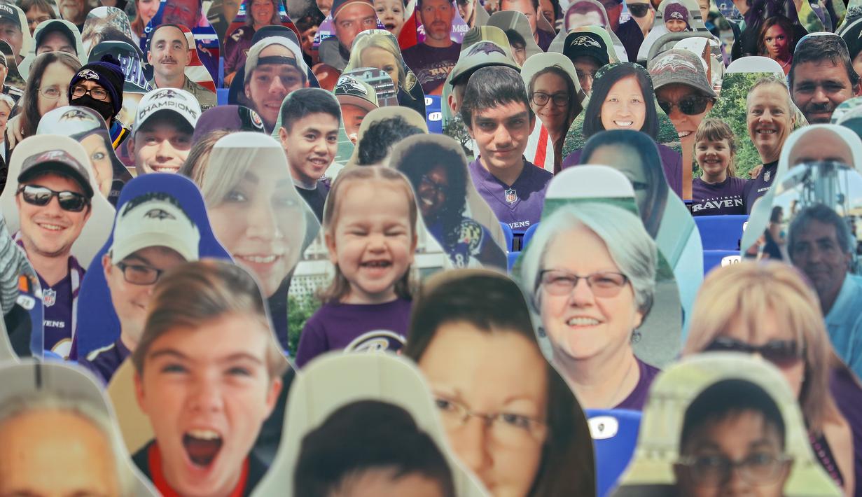 Tanpa penonton memang mengubah banyak hal dari pertandingan. Tidak ada sorak-sorai dan aksi-aksi penonton yang semakin memeriahkan suasana. (Foto: AFP/Getty Images/Patrick Smith)