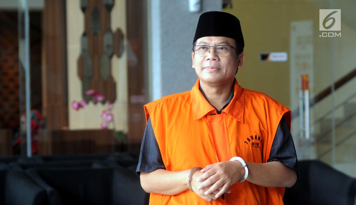 Mantan Wakil Ketua DPR Bidang Keuangan Taufik Kurniawan usai menjalani pemeriksaan lanjutan di Gedung KPK, Jakarta, Kamis (3/1). Taufik diperiksa untuk melengkapai berkas terkait kasus dugaan menerima suap Rp 3,6 miliar. (Merdeka.com/Dwi Narwoko)