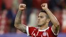 Pemain Bayern Munchen, Thiago Alcantara menjadi penentu kemenangan timnya atas Sevilla FC pada leg pertama perempat final Liga Champions di Sanchez Pizjuan stadium, Seville, (3/4/2018). Bayern menang 2-1. (AP/Miguel Morenatti)