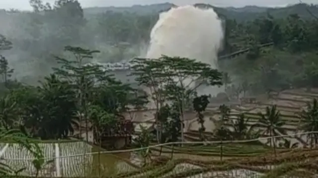 Pipa air Pembangkit Listrik Tenaga Mikrohidro (PLTM) milik PT Tirta Gemah Ripah (GTR)