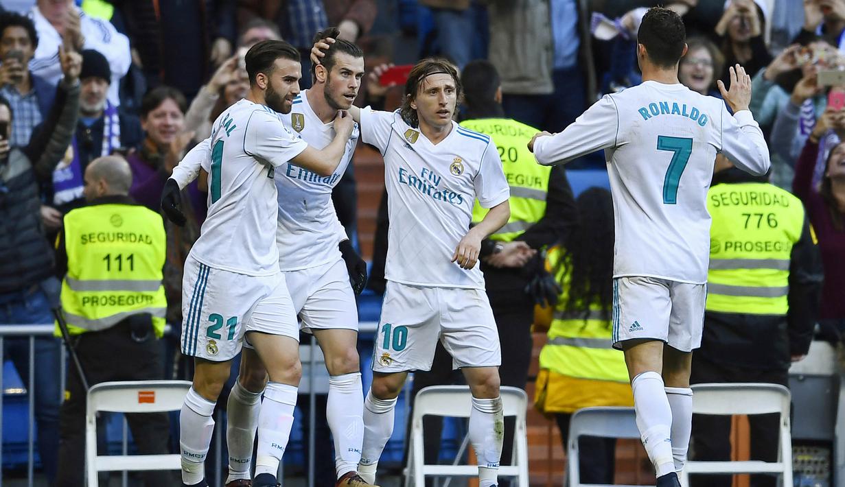 Para pemain Real Madrid merayakan gol yang dicetak oleh Gareth Bale ke gawang Deportivo La Coruna pada laga La Liga di Stadion Santiago Bernabeu, Minggu (21/1/2018). Real Madrid menang 7-1 atas Deportivo La Coruna. (AFP/Oscar Del Pozo)