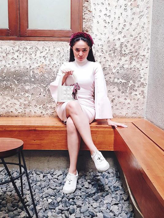 FOTO: Gaya OOTD Marshanda dengan Busana Putih, Tampil ...