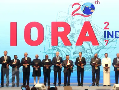 Presiden Joko Widodo (Jokowi) bersama sejumlah pimpinan membuka KTT IORA ke-20 Tahun 2017 di Jakarta Convention Centre, Senayan, Jakarta, Selasa (7/3). Pembukaan ditandai dengan pemukulan alat musik Papua, yaitu Tifa. (Liputan6.com/Angga Yuniar)