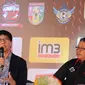 Wakil Presiden Direktur Emtek Grup, Sutanto Hartono (kiri) menjawab pertanyaan saat peluncuran Torabika Soccer Championship presented by IM3 Ooredoo 2016 di Hotel Mulia, Jakarta, Senin (18/4/2016). (Liputan6.com/Helmi Fithriansyah)