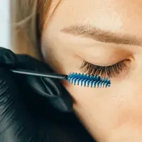 Ilustrasi penggunaan lash serum (sumber foto: pexels.com/Nataliya Vaitkevich)