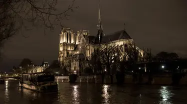 Gereja Katedral Notre Dame dikelilingi banjir akibat luapan sungai Seine di Paris, Senin (29/1). Tingkat air di Sungai Seine mencapai puncaknya, dengan sekitar empat meter di atas permukaan air normal untuk sepanjang tahun. (CHRISTOPHE ARCHAMBAULT/AFP)