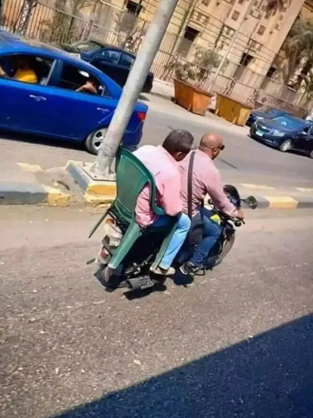 6 Momen Nyeleneh 2 Bestie Berboncengan Motor, Absurd Bersama