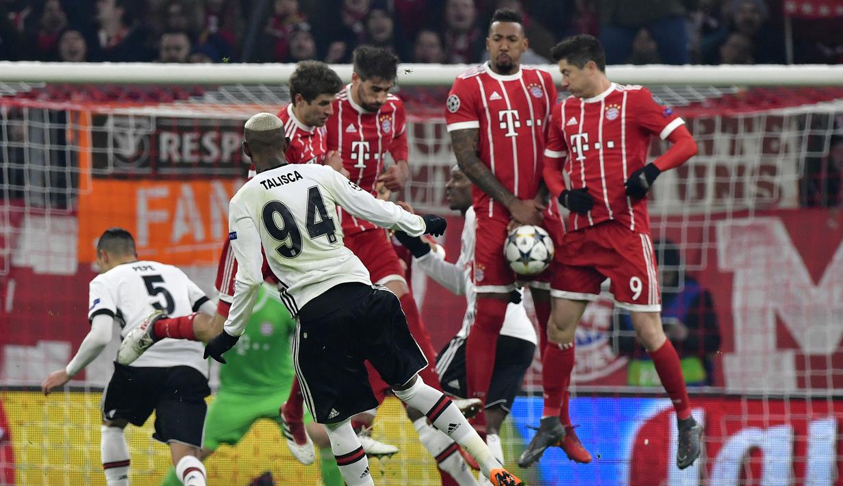 Gelandang Besiktas, Talisca, melakukan tendangan bebas saat melawan Bayern Munchen pada laga Liga Champions di Stadion Allianz Arena, Munchen, Selasa (20/2/2018). Munchen menang 5-0 atas Besiktas. (AFP/John Macdougall)