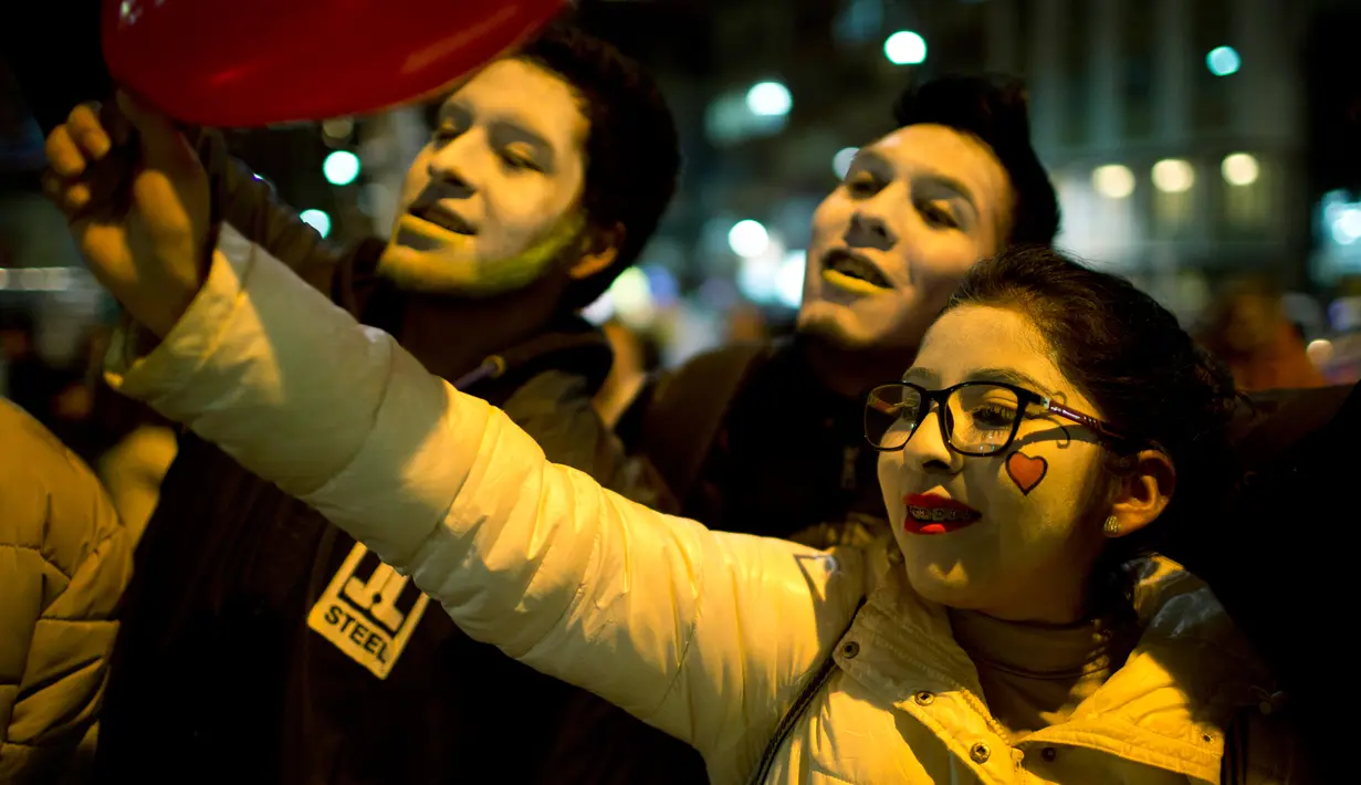 Sejumlah orang turun ke jalan untuk menggelar demonstrasi anti-aborsi di La Paz, Bolivia (23/5). Mereka melakukan demonstrasi untuk untuk menentang praktek aborsi serta menolak RUU legalisasi aborsi. (AP Photo / Juan Karita)