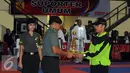 Panglima TNI, Jenderal TNI Gatot Nurmantyo (tengah) menerima Piala Bergilir Kejurmas Karate Piala Panglima TNI ke-IV di Mabes TNI, Jakarta, Jumat (19/8). Kejurnas ini persiapan AKF Championships 2016 di Makassar. (Liputan6.com/Helmi Fithriansyah)