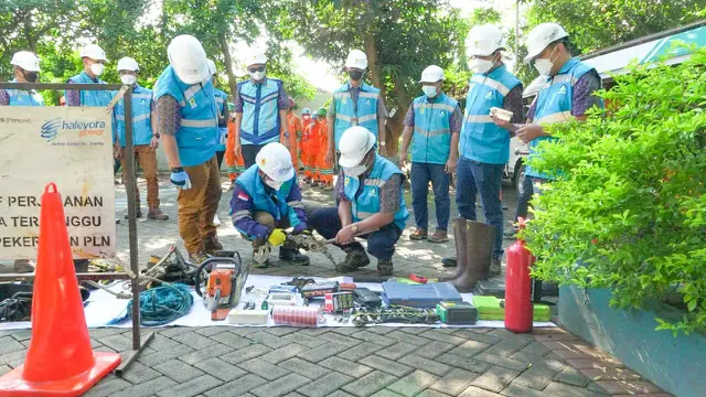 PLN Jatim pastikan pasokan listrik saat Nataru aman. (Dian Kurniawan/Liputan6.com)