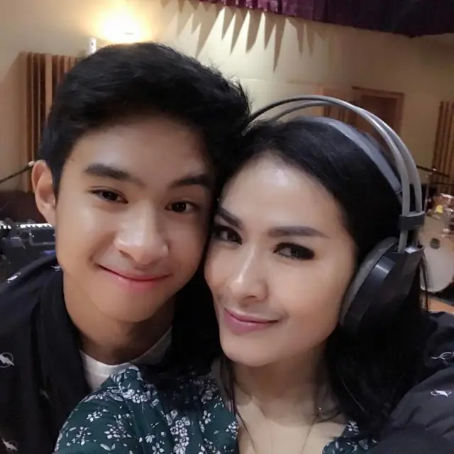 6 Potret Kebersamaan Devano Danendra dan Iis Dahlia, Anak Bungsu Kesayangan