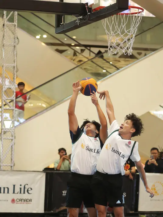 Sementara Tim Putih yang dipimpin kapten Tarra Budiman berada pada posisi runner up. Bersama Samuel Rizal, Andovi DaLopez, dan Dimas Danang. Tim Putih tetap semangat dalam mengejar ketertinggalan angka sampai peluit akhir berbunyi. BBG [Bambang E Ros/Fimela.com]