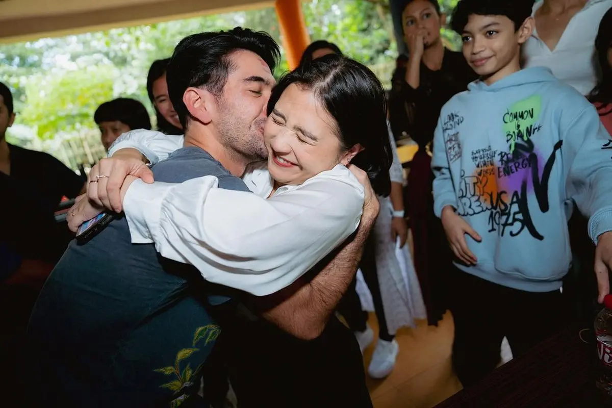 Prilly Latuconsina di perayaan ultah Reza Rahadian (Instagram/prillylatuconsina96)