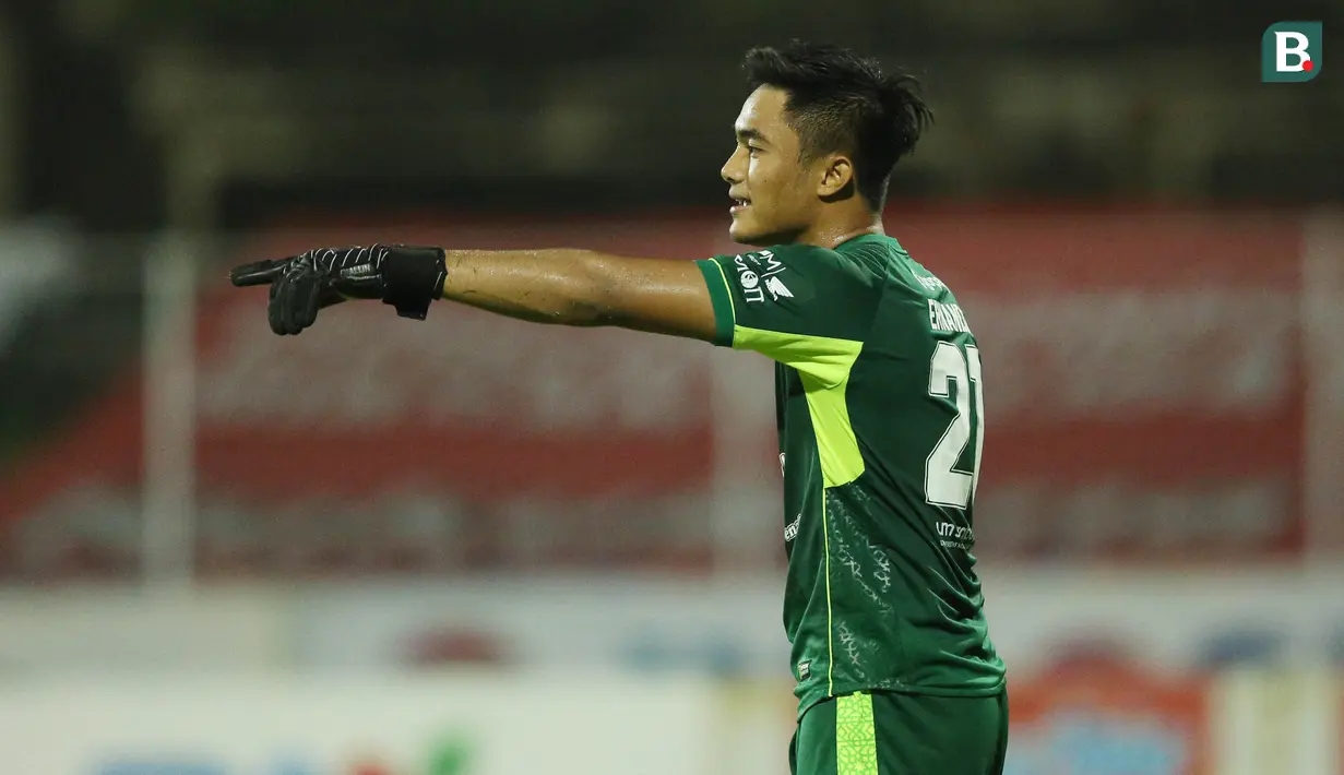 Kiper Persebaya Surabaya, Ernando Ari Sutaryadi, memberikan arahan kepada rekannya saat melawan Bali United pada pekan ke-33 BRI Liga 1 2021/2022 di Stadion I Gusti Ngurah Rai, Denpasar, Jumat (25/3/2022). (Bola.com/M Iqbal Ichsan)