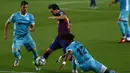 Pemain Barcelona Lionel Messi (tengah) berebut bola dengan Leido Chidozie Awaziem (kanan) dan Ruben Perez saat menghadapi Leganes pada pertandingan La Liga Spanyol di Camp Nou, Barcelona, Spanyol, Selasa (16/6/2020). Barcelona menang 2-0 lewat gol Ansu Fati dan Lionel Messi. (AP Photo/Joan Montfort)