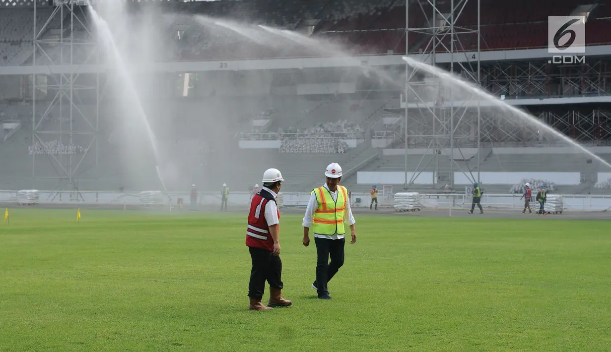 Menpora Imam Nahrawi (kanan) berjalan di lapangan saat meninjau perkembangan renovasi Stadion Utama Gelora Bung Karno, Jakarta, Selasa (8/8). Saat ini, renovasi telah mencapai 80% dan ditargetkan rampung akhir 2017. (Liputan6.com/Helmi Fithriansyah)
