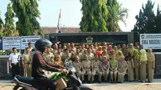 6 Aksi Absurd Bapak-bapak di Jalan Raya Ini Bikin Ngakak