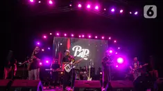 Musisi Barry Likumahuwa Project Reunion feat Teddy Adhitya saat tampil menghibur para penonton Pertamina Weekend Fest 2024 di QBig, Kabupaten Tangerang, Banten, Minggu (7/7/2024). (Liputan6.com/Angga Yuniar)