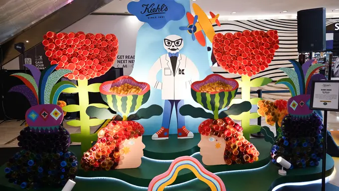 Melihat Kreasi Seni Unik dari Empties Skincare di Kiehl's Subway Trash to Art