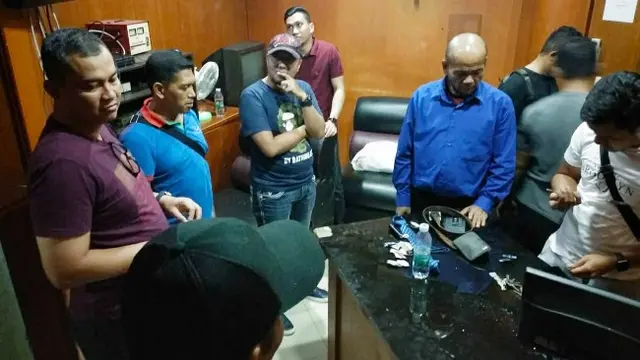 Sejumlah personel Polda Riau menggeledah ruangan karyawan Queen Club karena diduga jadi tempat menyimpan narkoba.