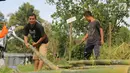 Warga membangun kamp pengungsian Gunung Agung di lahan milik dinas pertanian, Karangasem, Bali, Senin (27/11). Status Gunung Agung yang naik dari siaga ke awas, membuat warga diminta mengungsi dari radius 8 hingga 10 kilometer. (Liputan6.com/Andi Jatmiko)