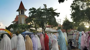  Umat Muslim saat melakukan Sholat Idul Fitri di halaman Masjid Agung Ibnu Batutah pada kompleks peribadatan Puja mandala di kawasan Nusa Dua, Bali, Senin (2/5/20222). Perayaan Idulfitri 1443 H berjalan dengan khidmat dan menerapkan protokol kesehatan. (merdeka.com/Arie Basuki)