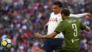 Gelandang Tottenham, Dele Alli, berebut bola dengan bek Juventus, Giorgio Chiellini, pada laga persahabatan di Stadion Wembley, London, Sabtu (5/8/2017). Tottenham menang 2-0 atas Juventus. (AFP/Olly Greenwood)