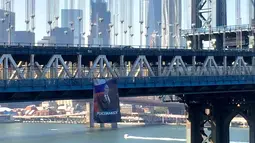 Banner ukuran 6x9 meter bergambar Presiden Rusia Vladimir Putin tergantung di Jembatan Manhattan, New York, Kamis (6/10). Pada banner itu terlihat gambar Putin yang menggunakan jas di depan bendera Rusia. (Kathryn Peters/Handout via Reuters)