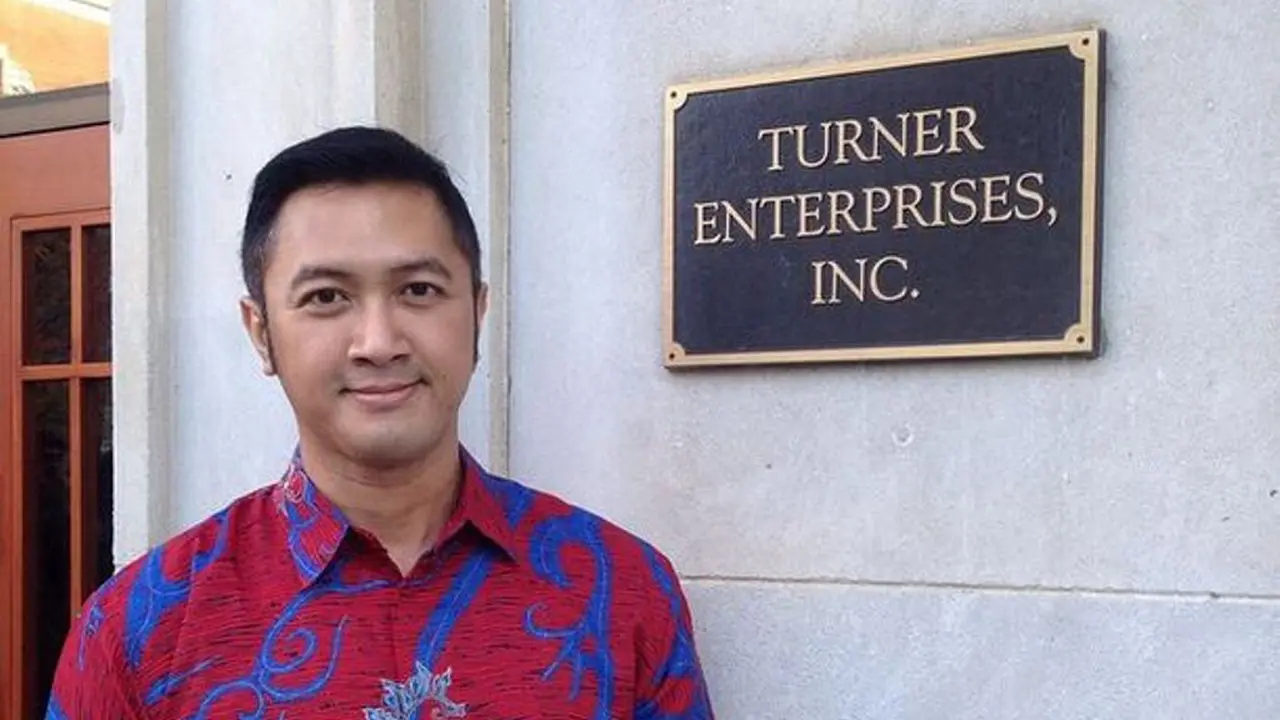 Gantengnya Andrie Djarot Saat Kenakan Baju Batik Semasa Hidup