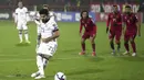 Pemain Jerman lkay Gundogan melakukan tendangan penalti untuk mencetak gol ke gawang Armenia pada pertandingan sepak bola Kualifikasi Grup J Piala Dunia 2022 di Stadion Vazgen Sargsyan, Yerevan, Armenia, 14 November 2021. Jerman menang 4-1. (AP Photo/Pavel Golovkin)