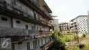 Jalan beton yang dulu melingkari kompleks sekolah atlet ini kini tak bisa dilewati, Jawa Barat,Minggu (4/9). Proyek Hambalang ini sudah 4 tahun mangkrak. (Liputan6.com/Helmi Afandi)